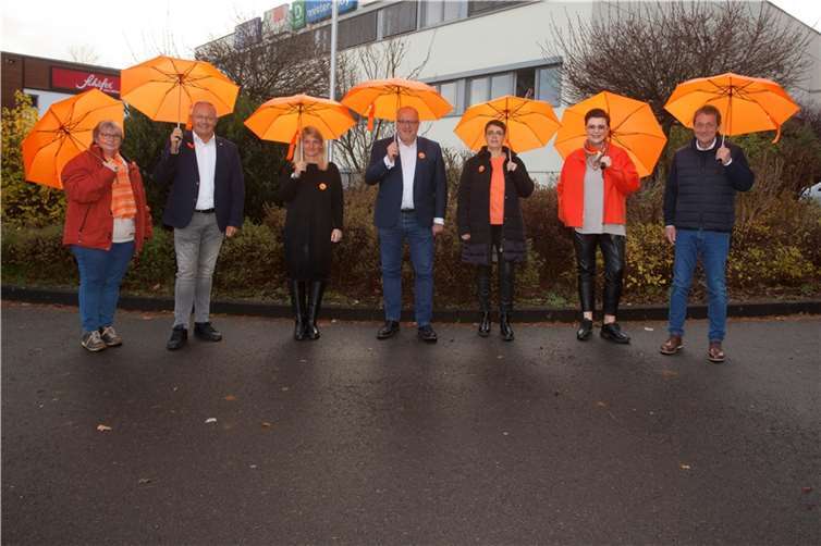 (v.l.) Mit orangen Schirmen wollen Beate Ullwer (Gleichstellungsbeauftragte Westerwaldkreis) , Achim Hallerbach (Landrat Kreis Neuwied), Sandra Köster (Wir Westerwälder) , Dr. Peter Enders (Landrat Kreis Altenkirchen) Julia Bieler (Gleichstellungsbeauftragte Altenkirchen) Susanne Görg von der Initiative Orange Westerwald sowie Achim Schwickert (Landrat Westerwaldkreis)ein Zeichen gegen Gewalt gegen Frauen setzten und hoffen, dass im nächsten Jahr es möglich ist, gemeinsam mit vielen Firmen und Institutionen den Westerwald am 25. November orange erstrahlen zu lassen.  Foto: Wir Westerwälder