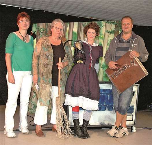 (v.l.) Mitarbeiterin Jugendbüro Jutta Knieps, Vorsitzende Kulturverein Mittelahr Angelika Furth, „Kleine Hexe“ Sabine Mittelhammer und Jugendpfleger Werner SöllerUM
