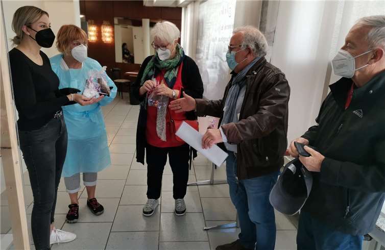 (v.l.) Mitarbeiterinnen des Testzentrums, Dorothee Götte, Peter Antkowiak und Hans Peter Müller (stell. Vorsitzender Senioren Union). Foto: privat