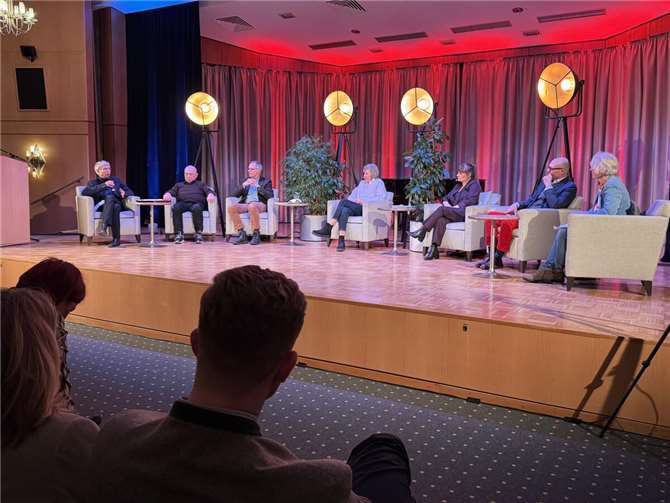 (v.l.) Moderator Andreas Wittrahm auf dem Podium mit Winfried Heidrich, Professor Torsten Verrel, Heide Großgarten, Nadine Kreuser, Professor Michael Zichy und Dr. Heide Brumhard.  Foto: Andrea Simons