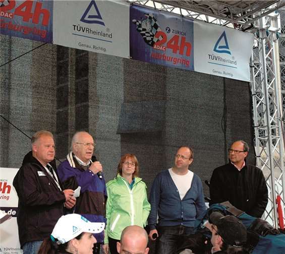 (v.l.) Moderator Wolfgang Drabiniok, Rennleiter Peter Geishecker, die Vorsitzende des Gewerbevereins Adenau, Andrea Thelen, Co-Moderator Oliver Martini, Stadtbürgermeister Arnold Hoffmann.
