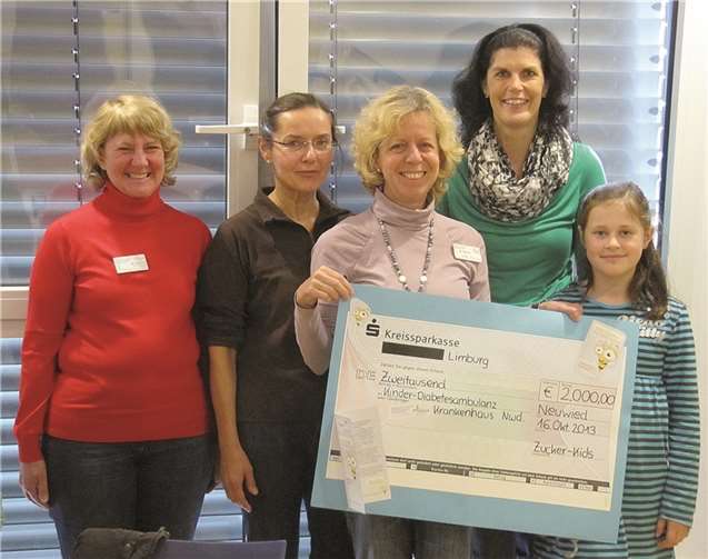 (v.l.): Monika Peperkorn (Diplom-Psychologin Marienhaus Klinikum St. Elisabeth Neuwied), Schwester Daniela (Diabetesberaterin Marienhaus Klinikum St. Elisabeth Neuwied), Renate Meyer (Oberärztin der Klinik für Kinder- und Jugendmedizin), Marion Girmann (ZuckerKids) und Luise Müller (ZuckerKids) bei der Spendenübergabe, die im Rahmen einer ambulanten Kinder-Diabetes-Schulung stattgefunden hat.  Privat