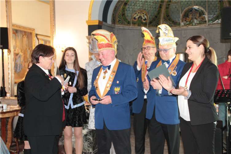 v.l. Monika Wingen-Fuhrmann (RKK Schatzmeisterin), Rudi Bechtloff, Alfred Schweinar, Sabrina Attardi (RKK Geschäftsführerin).