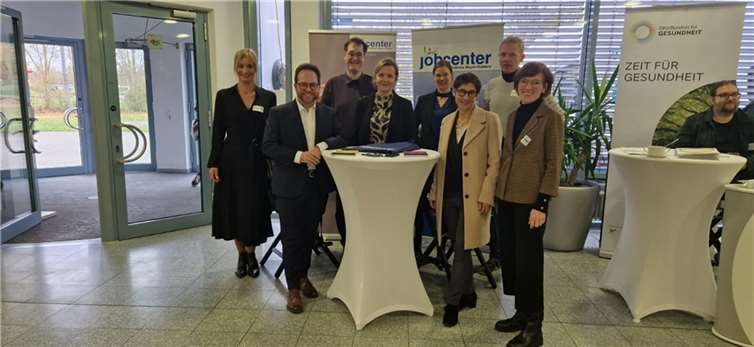 (v.l.) Nadine Winter, Pascal Badziong, Andreas Scheib, Sandra Schumacher, Christina Braun, Leena Koivuluma, Peer Jungbluth und Iwona Engers.