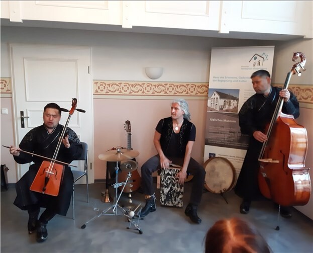 (v.l.): Nasaa Nasanjarga, Omid Bahadori und Naraa Naranbaatar beim Konzert der Weltklasse in der ehemalige Synagoge Niederzissen.  Foto: privat