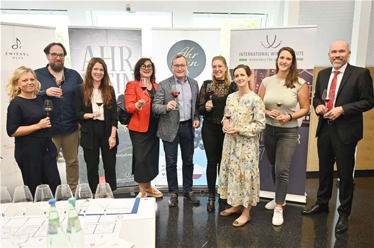 (v.l.) Natalie Lumpp, Carsten Henn, Vera Schmickler (IWI), Claudia Stern, Ulrich Hagenmeyer, Gina Cremer (Ahrwein e.V.), Katharina Röder, Simona Kruse und Guido Mombauer, Vorstandmitglied der Kreissparkasse Ahrweiler. Foto: © Hans-Jürgen Vollrath