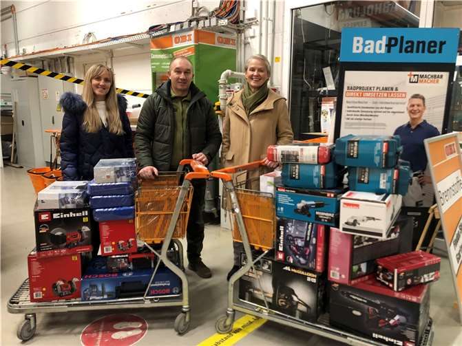 (v.l.) Nataliya Strefler, Yurii Bowa und Gabi Wieland nach dem Einkauf im Baumarkt. Die Einkaufswagen sind voll mit dem benötigten Handwerkszeug für die Winterhilfe der Stadt Trostjanez.