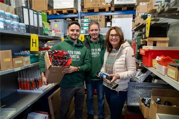 (v.l.) Nick Falkner, Gründer und ehrenamtlicher Geschäftsführer, Mario Falkner, ehrenamtlicher Geschäftsführer und Mechthild Heil MdB.  Foto: Madeleine Gräf/Stiftung Ahrtal