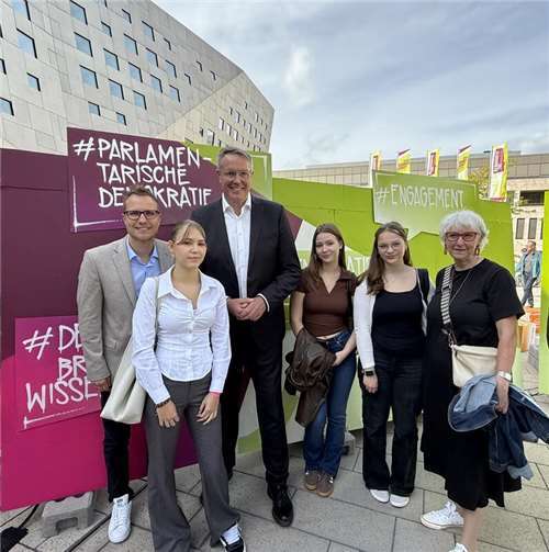(v.l.) Nicolas Cordes, Natalia Pietrowska , Ministerpräsident Alexander Schweitzer, Oliwia Tyrpak, Isabell Altenhofen und Manuela Berck. Foto: Clemens Brüchert