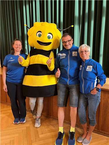 (v.l.) Nicole Krystkowiak, Frank und Bärbel Monschauer mit der flotten Biene in Horn.  Foto: Michael Gröning