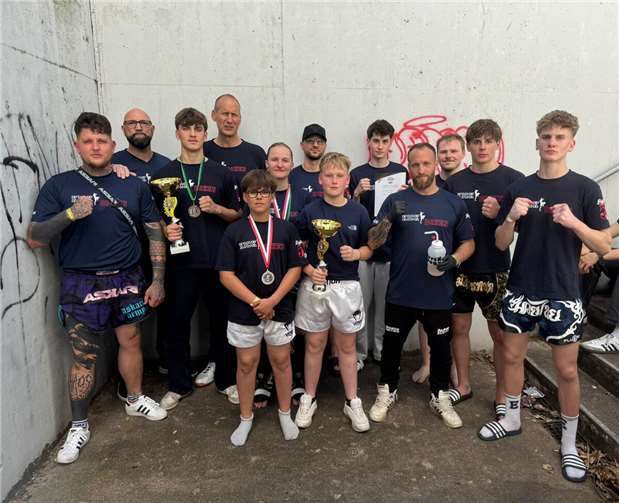 (v.l.) Niklas Wickeroth, R. Schulz, Kontantin und Xander Emer, T. Schwarz, Franzi Groiß, Alex Schmitz, Lennard Polewka, Maks Sakic, C. Jubelius, Rene Schürmann, Miguel und Luis Büchner.  Foto: privat