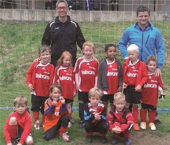v.l. Nils, Julian, Manuel, Luisa, Melwin, Raul, Samuel, Max, Leon, Finn. Auch die Trainer Sascha und Christian hatten ihren Spaß.privat