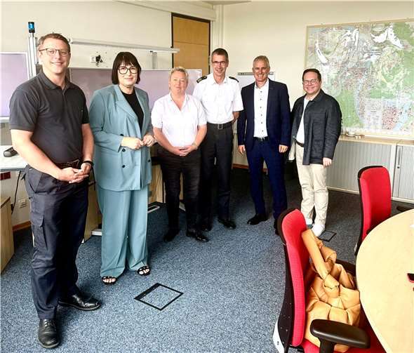 (v.l.) Oberbrandrat Tobias Pflüger, Anette Moesta MdL, Bürgermeisterin Ulrike Mohrs, Leitender Branddirektor Meik Maxeiner, Dennis Junk MdL, Erster Kreisbeigeordneter Pascal Badziong in der Integrierten Leitstelle Koblenz.  Foto: Büro Moesta