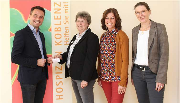 (v.l.) Oberbürgermeister David Langner, Jutta Birkenstock, Jennifer Herborn-Wolf (Teamleitung und Ehrenamtskoordinatorin des Hospizvereins) und Ina Rohlandt (Geschäftsführerin des Hospizvereins). Foto: Stadt Koblenz