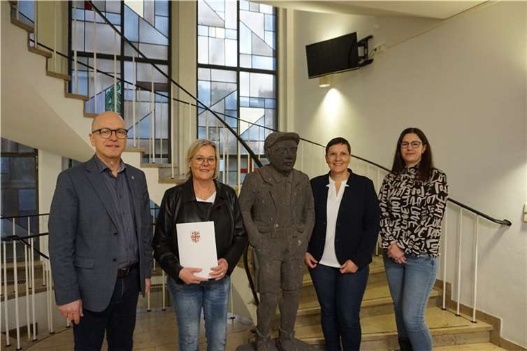 (v.l.) Oberbürgermeister Dirk Meid, Andrea Herrmann, Mitarbeiterin Personalabteilung Heike Ritzdorf und stellv. Personalratsvorsitzende Svenja Schäfges-Zimmer.  Foto: Jaqueline Blang/Stadt Mayen