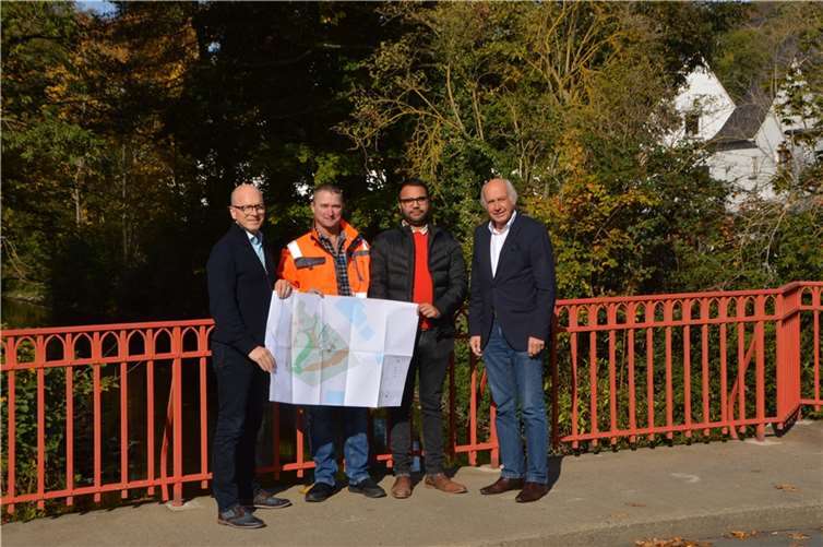 Nach der Flut: Brücken und Spielplatz in Nitztal können wiederhergestellt werden (v.l.) Oberbürgermeister Dirk Meid, Bereichsleiter vom Tiefbau Frank Reicherts, Malud Ahmad und Bürgermeister Bernhard Mauel freuen sich über die Zuwendungsbescheide. Foto: Michaela Meurer/ Stadt Mayen