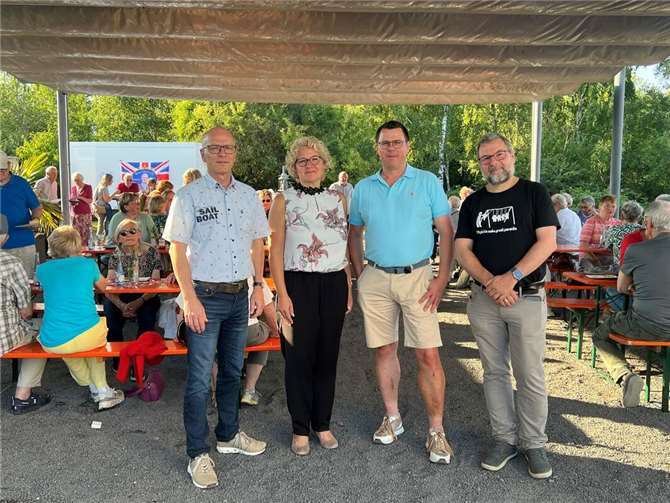 Mayen feiert mit Freunden aus England (v.l.) Oberbürgermeister Dirk Meid, Bettina Cornely (DEFK-Vorsitzende), Christoph Rosenbaum (DFFK-Vorsitzender) und Michael Sexauer (2. Vorsitzender des DTFK). Foto: privat