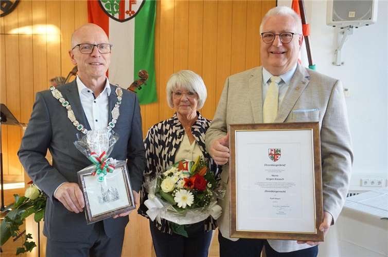 (v.l.) Oberbürgermeister Dirk Meid, Doris Kreusch und Ehrenbürger der Stadt Mayen – Jürgen Kreusch – bei der Übergabe des Ehrenbürgerbriefes.  Foto: Jacqueline Blang/Stadt Mayen