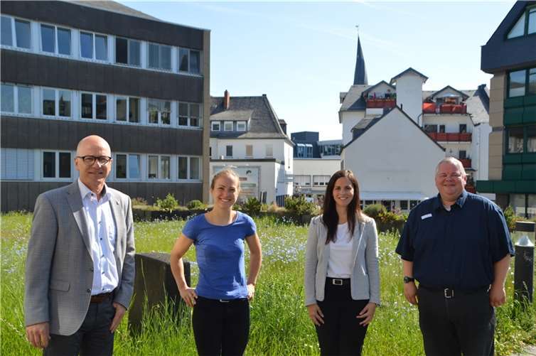 (v.l.) Oberbürgermeister Dirk Meid, Dr. Ina Rüber, Büroleiterin Jasmin Alter und Personalratsvorsitzender Wolfgang Goeken.  Foto: Jacqueline Blang/ Stadt Mayen