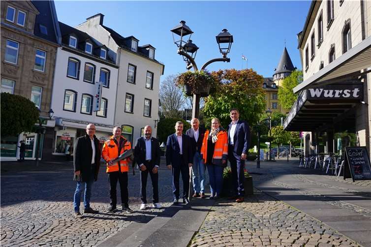 (v.l.) Oberbürgermeister Dirk Meid, Frank Reicherts, Michael Jung-Pellegriti von der Firma Montum (Lieferant), Ralf Marschall von der Firma Signify (Hersteller), Bürgermeister Bernhard Mauel, Julia Göbel, Torsten Hünermund von der Firma Signify (Hersteller).  Foto: Jacqueline Blang