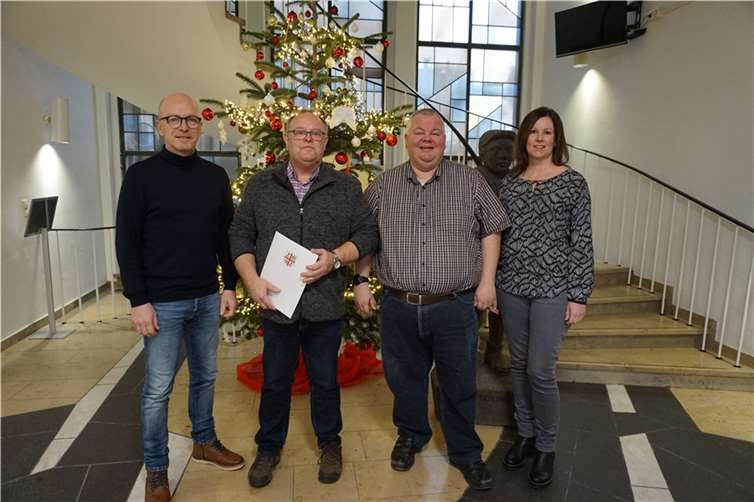 (v.l.) Oberbürgermeister Dirk Meid, Helmut Scharrenbach, Personalratsvorsitzender Wolfgang Goeken und Museumsleiterin Alina Wilbert-Rosenbaum.  Foto: Jaqueline Blang/Stadt Mayen