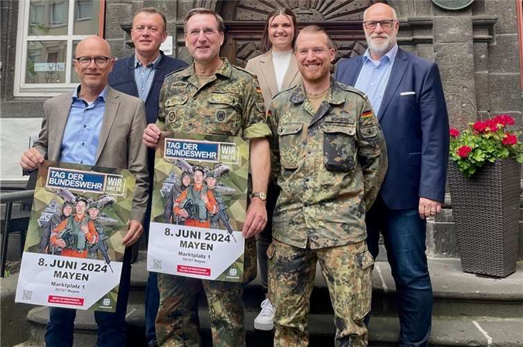(v.l.) Oberbürgermeister Dirk Meid, Horst Helmes, Oberst Dr. Akaltin, Julia Judt, Major Börgers und Uwe Hoffmann.  Foto: Janine Pitzen / Stadt Mayen
