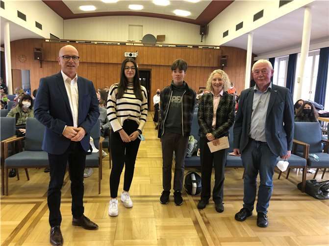 (v.l.) Oberbürgermeister Dirk Meid, Maja Brengmann (Jugendbeirat), Jonas Marzi (Jugendbeirat), Dr. Monika Burzik (Leiterin Kreismusikschule) und Wolfram Strehle (Zweigstellenleiter Kreismusikschule).  Foto: Mizuki Ideue