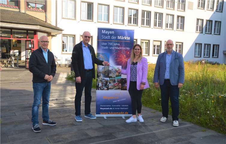 (v.l.) Oberbürgermeister Dirk Meid, Marktmeister Horst Krämer, nachfolgende Marktmeisterin Yvonne Müller und Fachbereichsleiter Uwe Hoffmann. Foto: Jacqueline Blang/ Stadt Mayen