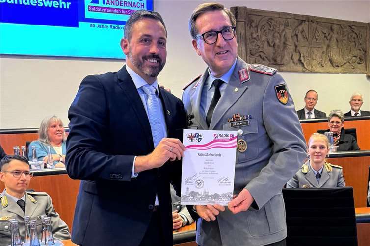 (v.l.) Oberbürgermeister Stadt Andernach, Christian Greiner / Kommandeur Zentrum Operative Kommunikation, Oberst Dr. Ferdi Akaltin. Foto: Stadtverwaltung Andernach / Elline Köckritz