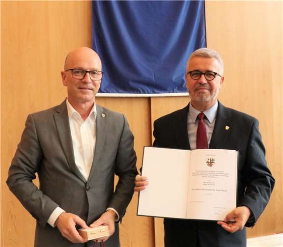 (v.l.) Oberbürgermeister der Stadt Mayen Dirk Meid verlieh Klaus Weisbrod die Goldene Ehrennadel der Stadt Mayen.