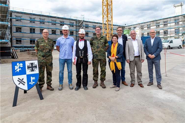 (v.l.) Oberstleutnant Andreas Gonitzke (Kasernenkommandant), Marcel Romann (Projektleiter Ed. Züblin AG), Robert Milkowski (Polier Ed. Züblin AG), Oberst Dr. Ferdi Akaltin (Kommandeur Zentrum Operative Kommunikation der Bundeswehr), Direktorin BAIUDBw Nancy Sprock-Mahlo [Leiterin Kompetenzzentrum Baumanagement des Bundesamtes für Infrastruktur, Umweltschutz und Dienstleistungen der Bundeswehr (BAIUDBw) in Wiesbaden], Leitender Baudirektor Manfred Hill (Leiter der Niederlassung Koblenz des Landesbetriebs Liegenschafts- und Baubetreuung), Direktor des Amtes für Bundesbau Reinhard Simon (Amt für Bundesbau) und Dirk Meid (Oberbürgermeister der Stadt Mayen).  Foto: Marcus Rott/Bundeswehr