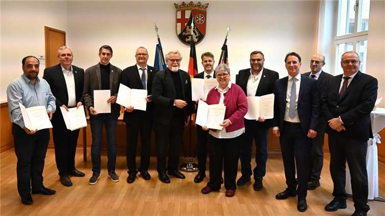(v.l.) Öztürk Yüksel, Thomas Bull, Lucien Dellwo, Thomas Wallenborn, Justizminister Herbert Mertin, Jürgen Redert, Elke Friedemann, Dirk Meiner, Präsident des Landesarbeitsgerichts Matthias Hambach, Gert Boch und Michael Fleck.  Foto: Ministerium der Justiz Rheinland-Pfalz