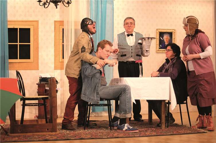 v.l. Oliver Dziwis, Denny Blank, Karl-Heinz-Vaßen, Dagmar Volk und Kerstin Kriebs zeigen „Phantasie zum Nachtisch“.privat