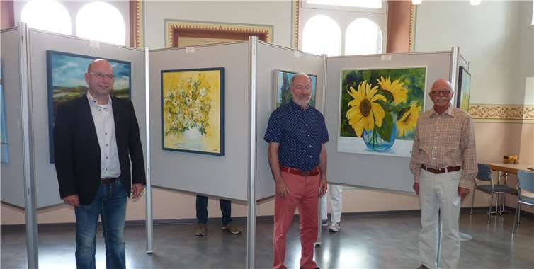 v.l. Ortsbeigeordneter Ralf Doll, Maler Klaus-Peter Püschel und Richard Keuler, Vorsitzender des Kultur- und Heimatvereins Niederzissen.Fotos: HE