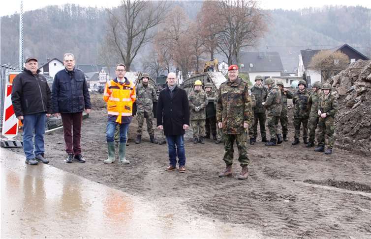 (v.l.) Ortsbürgermeister Ewald Neiß, Georg Knieps 1. Beigordneter VbG Altenahr, Andreas Jackmuth LBM, Carsten Göller vom Rheinland Pfälzischen Ministerium des Innern verschafften sich einen Überblick über den von Oberst Stefan Weber der Kommandeur des Landeskommandos Rheinland Pfalz geleiteten Abbau.