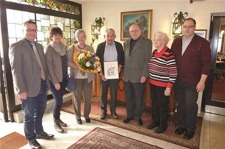 (v.l.): Ortsbürgermeister Philipp Thönnes, Dorothee Brachtendorf (Leiterin der Tourist-Information), Anna und Arnold De Jongh-Olaerts, Hubert Siebel, Hiltrude Beckenkamp, Peter Beckenkamp.Tamara Heintz