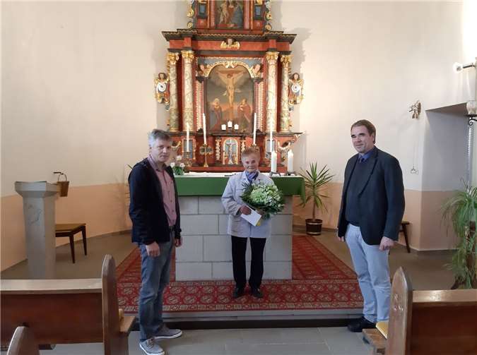 Marlies Klein, die gute Seele vom kleinen Gotteshaus (v.l.) Ortsbürgermeister Thomas Jüngling zusammen mit der Jubilarin Marlies Klein und Pfarrer Rainer Justen. Foto: privat