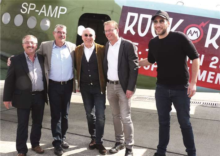 (v.l.) Ortsbürgermeister von Kruft, Rudolf Schneichel, Stadtbürgermeister Hans-Peter Ammel, Marek Lieberberg, VG-Bürgermeister Jörg Lempertz und André Lieberberg bei der Pressekonferenz im Jahr 2014. Archiv -SF-