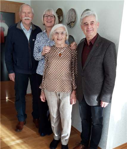 v.l.: Ortsvorsteher Hermann Leuning, Tochter Gabriele Campe, Helga Seehausen und der stellvertretende Bürgermeister Paul Adams. Foto: Axel Campe