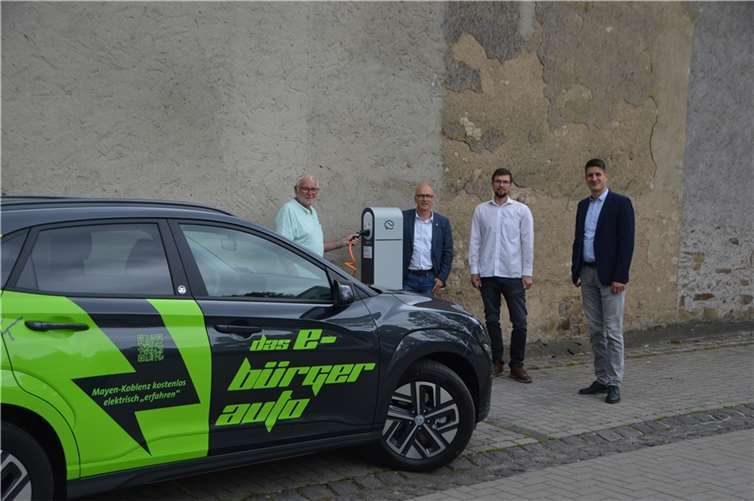 (v.l.) Ortsvorsteher Siegmar Stenner, Oberbürgermeister Dirk Meid, Klimaschutzbeauftragter der Stadt Mayen Helge Lippert und Fabian Vocktmann als Regionalvertreter der Westenergie freuen sich über das neue E-Dorfauto.  Foto: Jacqueline Blang/ Stadt Mayen