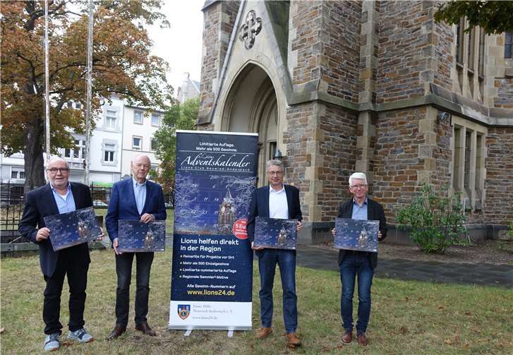 v.l. PR-Beauftragter Uwe Schöllkopf, Activity-Beauftragter Wolfgang Sulzbacher, Lions-Club Präsident Curt Beckmann, und Pfarrer Werner Zupp. Foto: Jürgen Grab