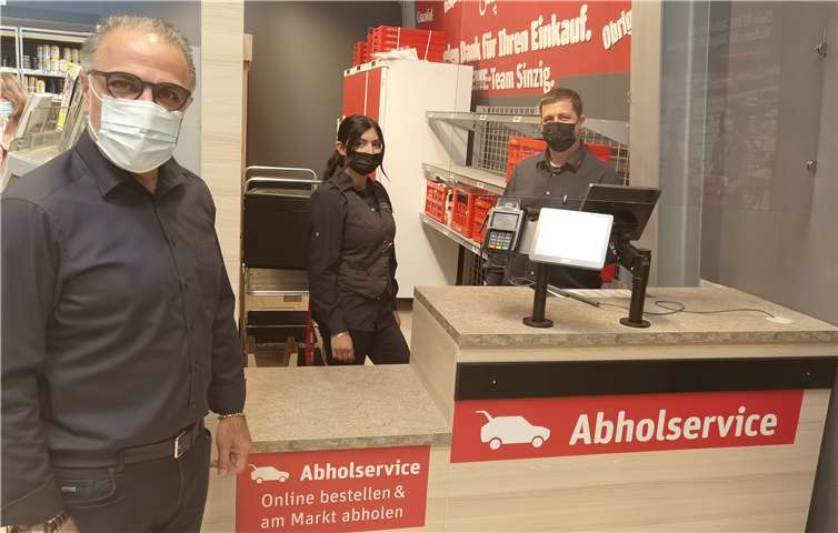 (v.l.) Parviz Azhari, Günay Altunbas und Alexander Carrillo bei der Vorstellung des neuen Abholservices beim REWE-Markt in Sinzig. Foto: BL