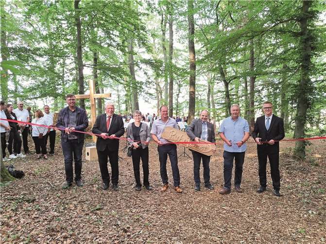 (v.l.): Pastor Dr. Artur Schmitt, Jost Arnold, Geschäftsführer der Firma Ruheforst, die ehrenamtliche Kreisbeigeordnete Birgitt Meyreis, VG-Bürgermeister Jörg Lempertz, Ortsbürgermeister Stefan Zepp, Udo Krayer, Erster Beigeordneter der Ortsgemeinde Bell, und Pfarrer André Beetschen durchschnitten das rote Band und übergaben damit den Ruheforst Bell am Laacher See seiner Bestimmung.  Fotos: FRE