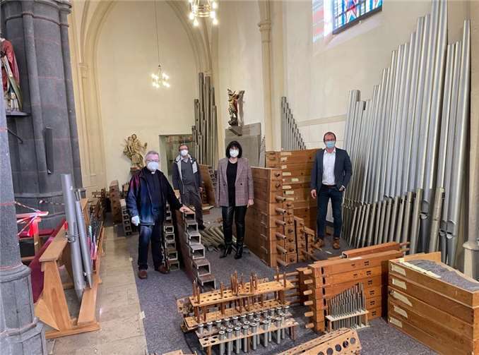 (v.l.) Pastor Ralf Birkenheier informiert Joachim Plitzko, Anette Moesta und Jörg Lempertz über die Sanierung der Orgel in St. Cyriakus. Foto: privat