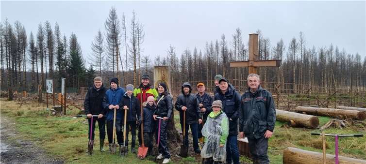 (v.l.) Pastoralreferent Markus Neust, Christian Hemmerich (DPSG), Tino Winterweber (DPSG), Forstwirtschaftsmeister Johannes Hutter, Cristiano Rocco, Inge Rocco (DPSG), Moritz Werner (DPSG), Johannes Zühlke (NABU), Leo Förg (DPSG), Maximilian Quast (DPSG) und Holger Riedel.  Foto: privat