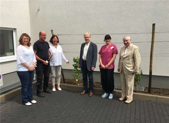 v.l. Patricia Felsberg (Hospizleitung), Winzer Frank Adeneuer, Ulrike Dobrowolny (Gesellschafterin der Hospiz im Ahrtal gGmbH), Christoph Drolshagen (Geschäftsführer der Hospiz im Ahrtal gGmbH), Yasmin Brost (Pflegedienstleitung des Hospizes), Dr. Gerhard Kreuter