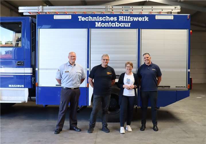 (v.l.) Patrick Billert (Leiter Regionalstelle), Stefan Vetter (stv. Ortsbeauftragter), Dr. Tanja Machalet (Bundestagsabgeordnete) und Marc Winzen (Ortsbeauftragter Montabaur).  Foto: THW/Nic Adler