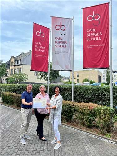 (v.l.) Patrick Hübener (Abteilungsleitung kaufmännische Berufsschule, Melanie Steffes-Lai, (Bereichsleiterin Aus- und Fortbildung Norma), Alexandra Birk-Märker (Schulleiterin BBS Mayen).  Foto: Michael Wilhelmi