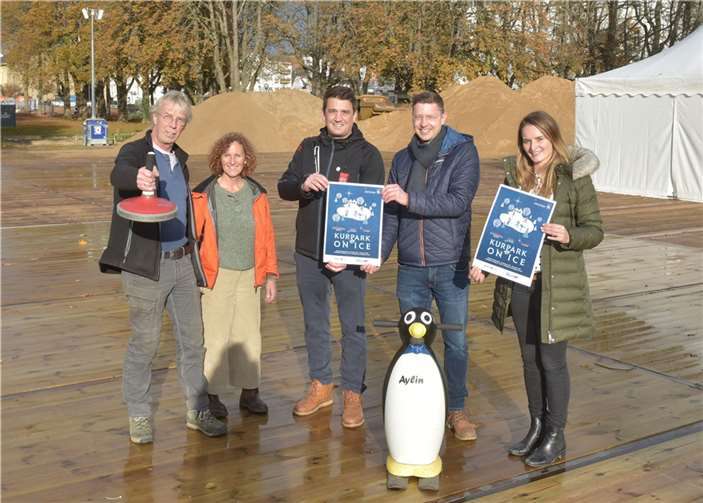 (v.l.) Paul und Anne Schumacher, die Geschäftsführer der Ahrtal und Bad Neuenahr-Ahrweiler Marketing GmbH, Jan Ritter und Christian Senk sowie Mitarbeiterin Malin Ackermann sorgen für „eisiges“ Vergnügen im Kurpark.Foto: Martin Gausmann