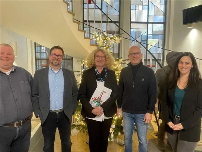 In den Ruhestand nach 28 Jahren engagiertem Dienst (v.l.) Personalratsvorsitzender Wolfgang Goeken, Fachbereichsleiter Peter Brück, Gabriele Schmitz, Oberbürgermeister Dirk Meid und Büroleiterin Jasmin Alter. Foto: Lena Dillgard/Stadt Mayen